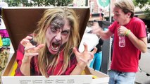 Caméra cachée : Une femme zombie se cache dans les boîtes à pizzas et effraie les passants