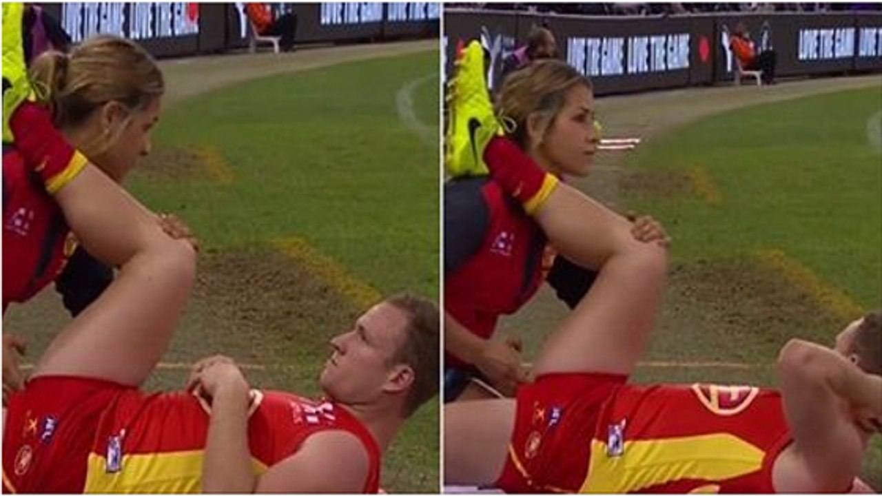 Un drôle d'angle de caméra rend le travail de cette kiné très étrange...