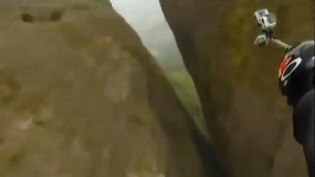 En wingsuit, Jeb Corliss fait un saut incroyable entre deux falaises