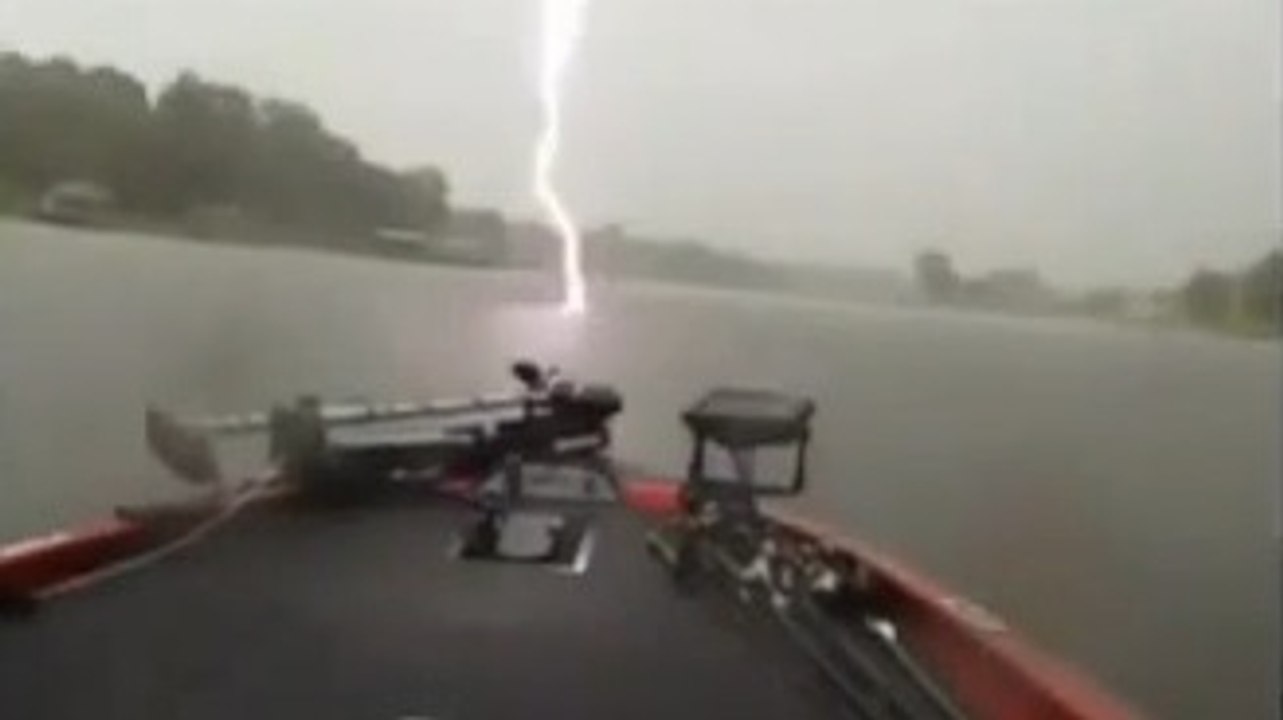 La foudre tombe à quelques mètres de ces pêcheurs en bateau
