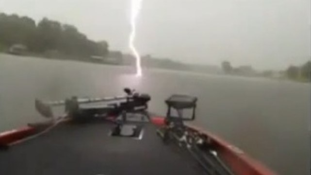 La foudre tombe à quelques mètres de ces pêcheurs en bateau