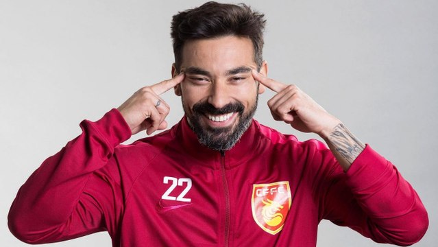 Quand Ezequiel Lavezzi tente d'imiter un chinois en pleine séance de photos