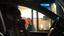 Un squelette se présente au drive des fast-food dans une caméra cachée hilarante
