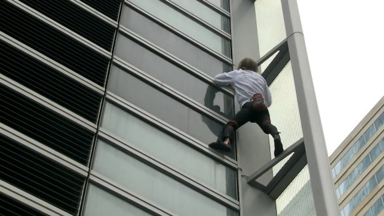 ''Spiderman français'' : Alain Robert a escaladé une tour de 170 mètres à mains nues