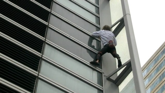 ''Spiderman français'' : Alain Robert a escaladé une tour de 170 mètres à mains nues