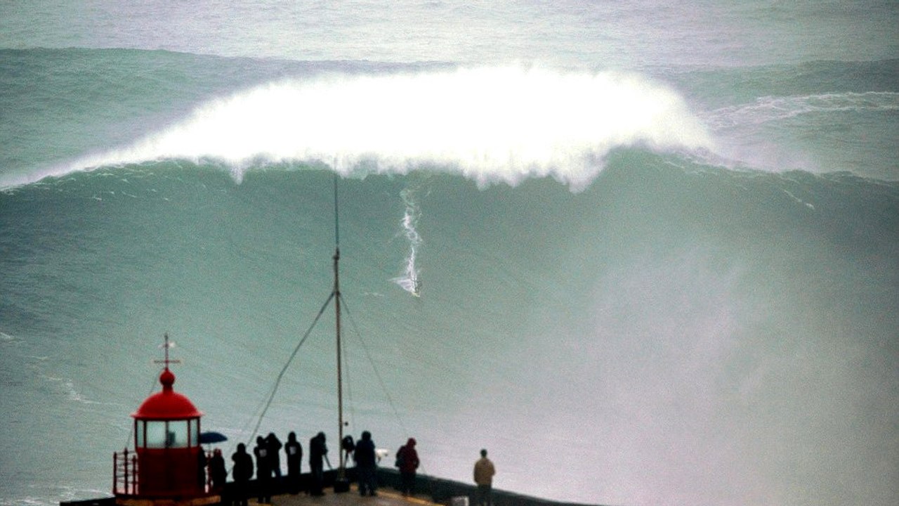 Maya Gabeira frôle la mort en voulant surfer une des plus grosses vagues du monde