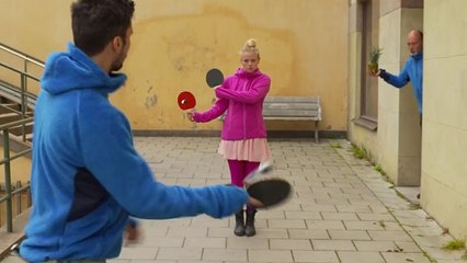 Cet homme parvient à lancer des couteaux avec une raquette de ping-pong