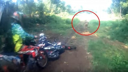 Jungle : un pilote de motocross se fait frapper en pleine balade par une étrange créature