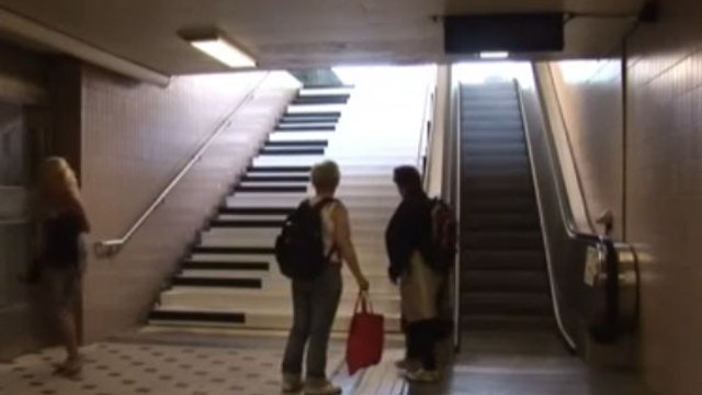À Bruxelles, les marches d'un escalier ont été transformées en piano géant