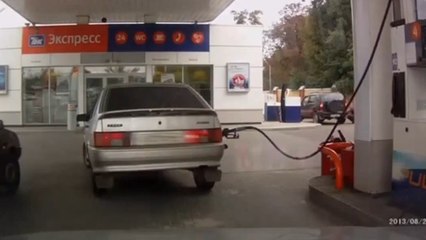 En voiture, cette femme enchaine les bourdes à la station-service