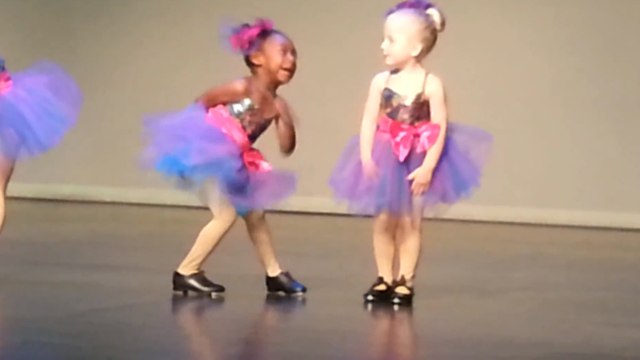 Cette fillette nous offre un spectacle de claquettes vraiment pas comme les autres