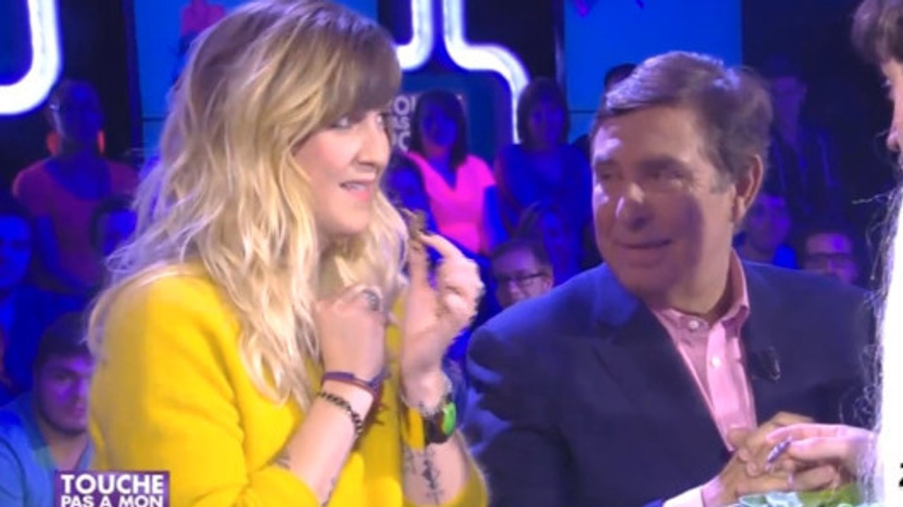 Touche pas à mon poste : Daphné Bürki et Jean-Pierre Foucault se prêtent à une dégustation de grillons