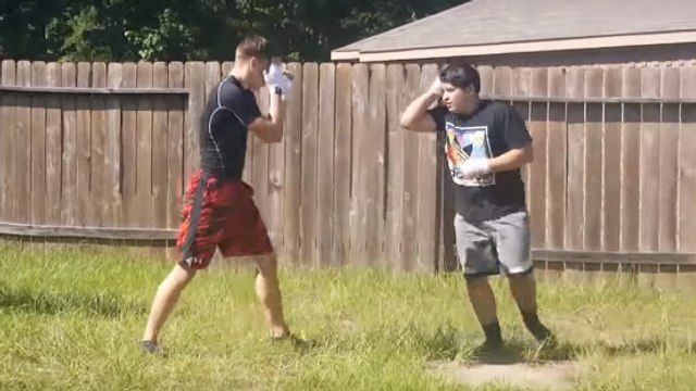 Un jeune lutteur affronte un pratiquant de muay thaï lors d'une baston de rue