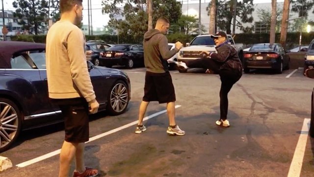 Jean Claude Van Damme explique à Nate Diaz comment ajouter des coups de pied à sa boxe