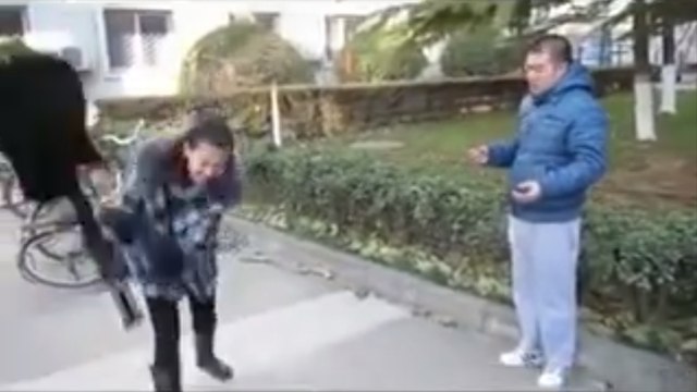 Chine : Un homme chante une chanson à sa belle, elle lui détruit sa guitare