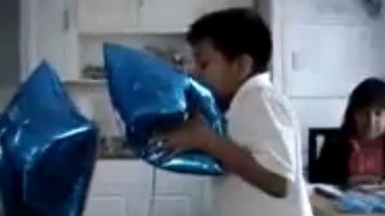 Cet enfant prend le risque d'avaler trop d'hélium et s'évanouit