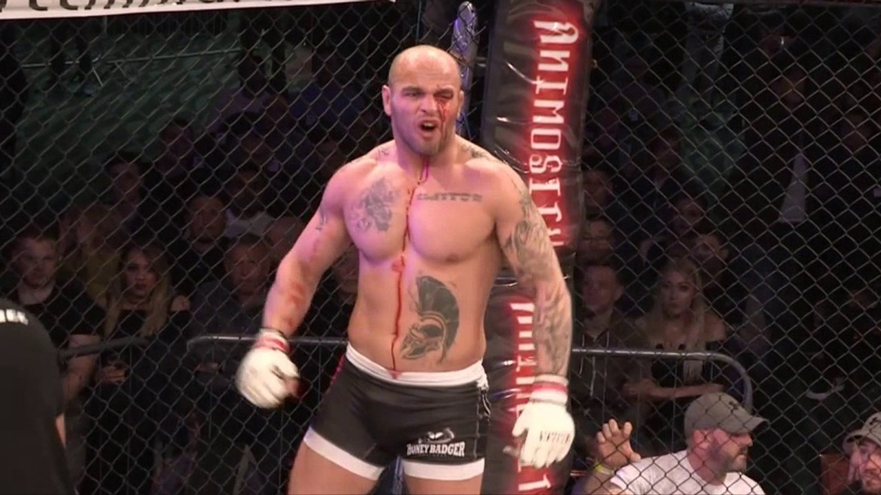 Un combattant craque et met des coups de boule à son adversaire en plein combat de MMA