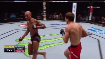 Quand un combattant de l'UFC s'est fait frapper tellement fort qu'il s'est mis à "danser" dans l'octogone