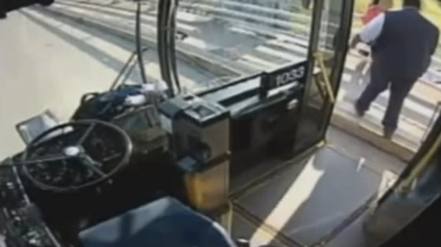 Chauffeur de bus, Darnell Barton empêche une femme de se suicider et devient un héros national