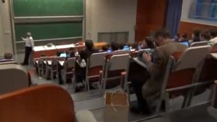 En plein amphithéâtre, un étudiant utilise sa machine à écrire au lieu d'un ordinateur