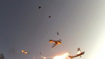 Deux avions transportant des parachutistes entrent en collision et prennent feu