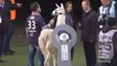 Serge le lama donne le coup d'envoi du match Bordeaux - Nantes en Ligue 1