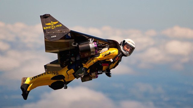 Yves Rossy survole le Mont Fuji à plus de 300 km/h en jetpack