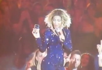 Beyoncé : En plein concert, la chanteuse salue un fan grâce à Facetime