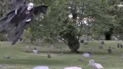 Tom Mabe effraye tout le monde pour Halloween avec ce squelette volant