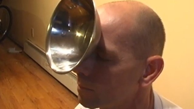 Surnommé l'homme Magneto, Miroslaw Magola veut prouver ses super-pouvoirs de télékinésie