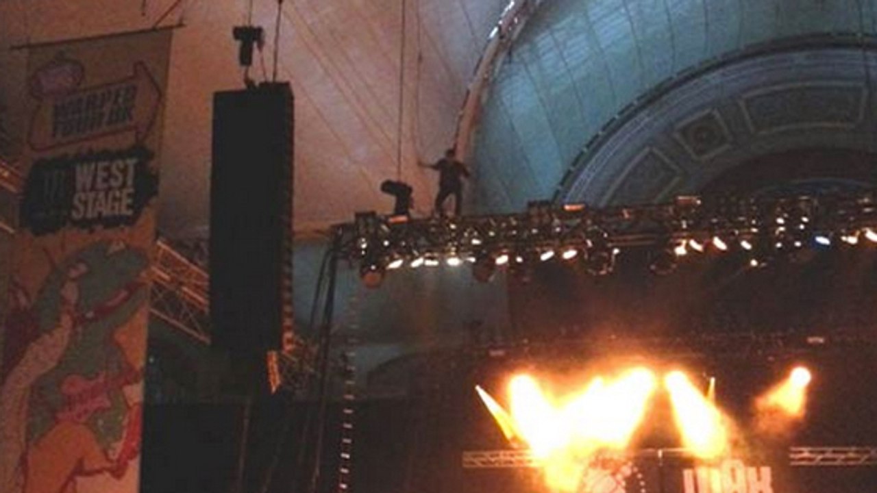 Le rappeur George Watsky se blesse après un saut spectaculaire lors d'un concert