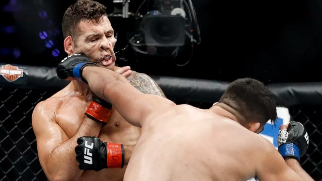 Chris Weidman bat Kelvin Gastelum par soumission et se relance dans la catégorie poids moyens