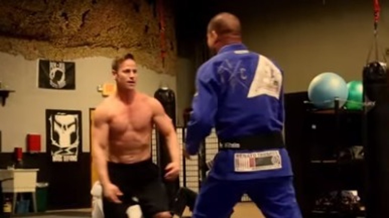 Quand un bodybuilder affronte une ceinture noire de jiu-jitsu