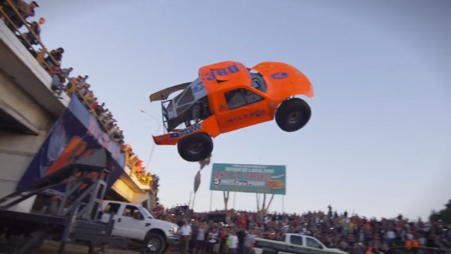 Record : Adrian Cenni fait un tonneau à 360 degrés avec sa voiture de course