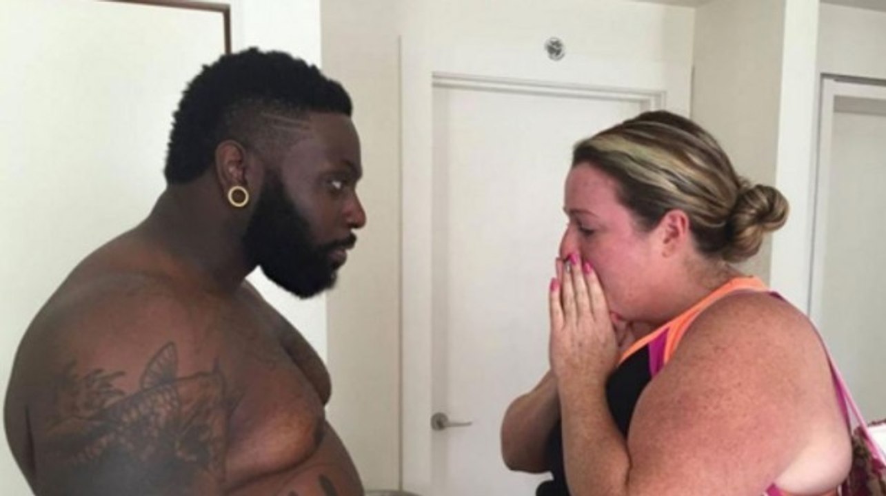 Adonis Hill, coach sportif, prend 30 kilos pour...