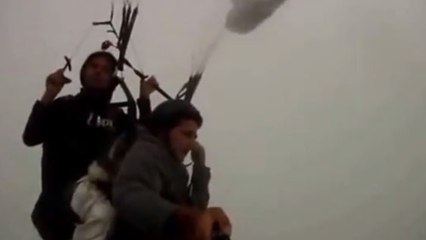 Pris de panique dans les nuages, un moniteur de parapente récite un Avé Maria