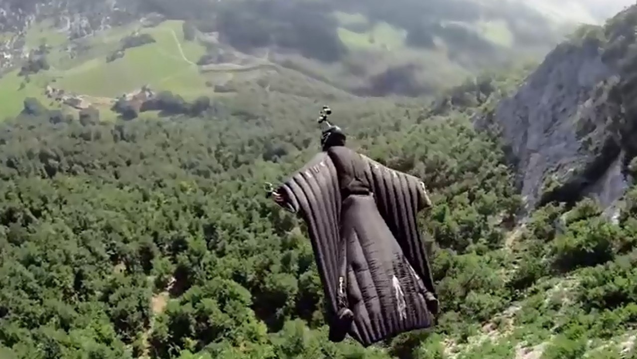 Wingsuit : Découvrez le magnifique vol de Jeb Corliss dans les Alpes suisses