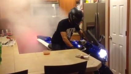 Il réalise un burn avec sa moto dans la cuisine