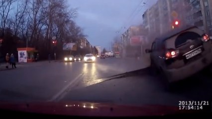 Russie : une route explose en pleine ville !