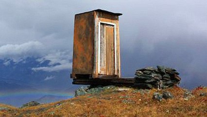 Placées au-dessus d'un ravin, ces toilettes sont les plus dangereuses du monde