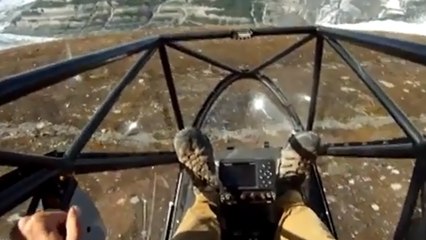 Pilote d'avion, Alec Wild plonge d'une falaise à bord d'un DoubleEnder