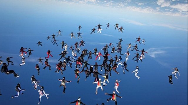 Freefly : 100 personnes tentent de battre le record de la plus grande chaine humaine en chute libre