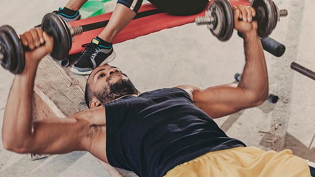 Comment vous tailler des pecs plus massifs avec des poids légers ?