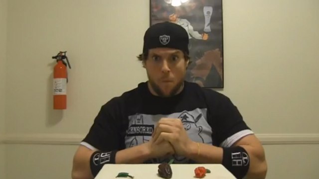 L.A. Beast mange le piment le plus fort du monde, le Chocolate Bhutlah