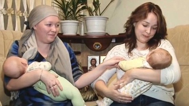 Deux mères retrouvent leurs bébés 102 jours après qu'ils ont été échangés à la naissance