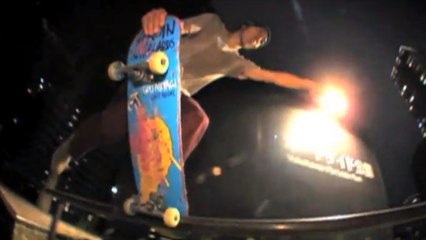 Le skateur Gou Miyagi fait du skateboard acrobatique comme personne