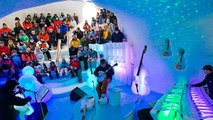 En Laponie, les musiciens d'Ice Music  jouent avec des instruments en glace et dans un igloo !