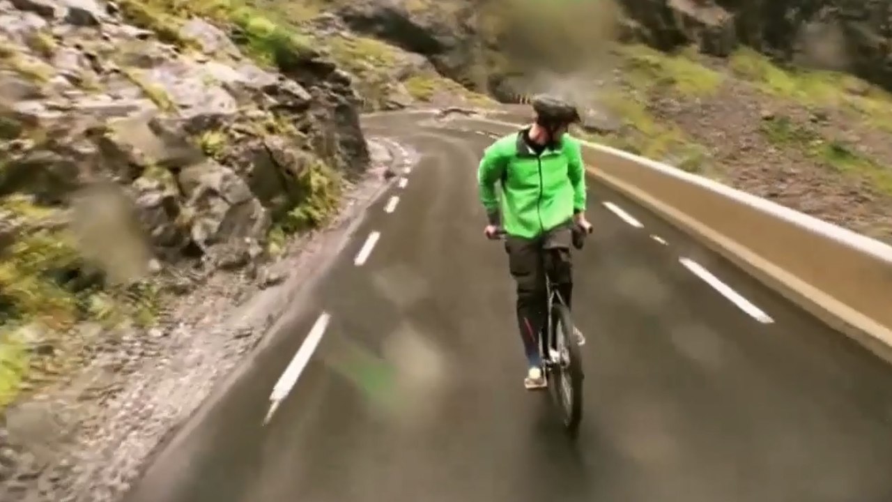Son vélo à l'envers, le Norvégien Eskil Ronningsbakken dévale une montagne à plus de 80 km/h