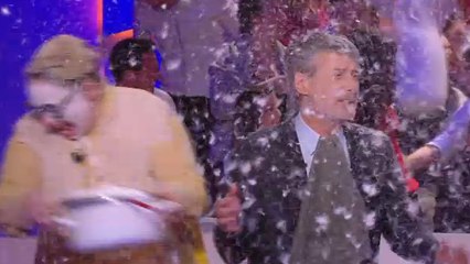 Le Grand Journal : Une bataille d'oreillers géante éclate sur le plateau