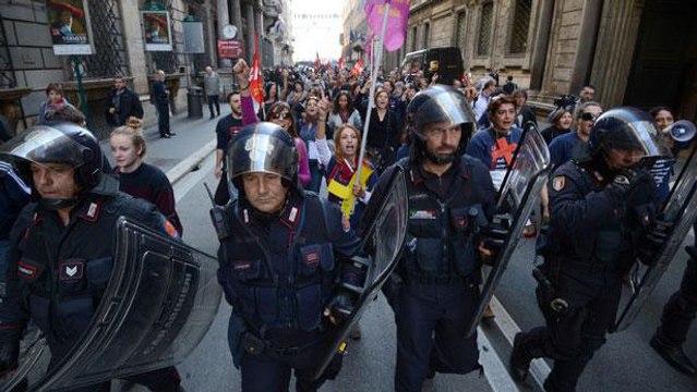 Italie : Des policiers enlèvent leurs casques et rejoignent les manifestants à Turin